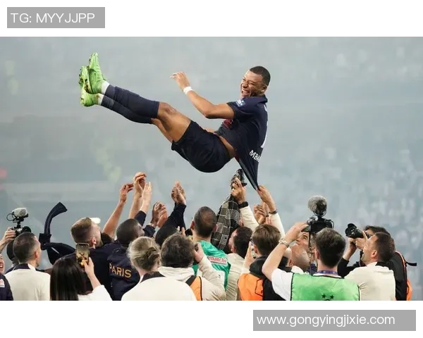 猜猜这位足球明星的故事与成就，看看你对他了解多少吧